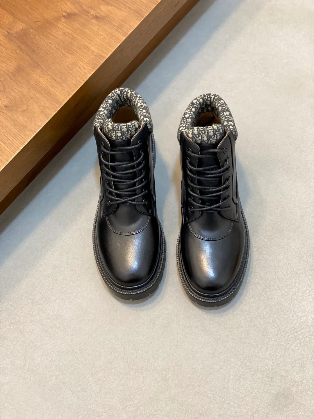 [DIOR] Top P: 900💰 Size: 39-44 (38.45. Can be customized) 2025ss Dior Dio* - autumn and winter luxury men's mid-top short boots, purely handmade, both inside and outside are imported first-layer cowhide, high-end quality and exquisite craftsmanship. Original TPU combination outsole. Wear a noble gentleman's taste. The best last type has been carefully debugged. Comfortable.